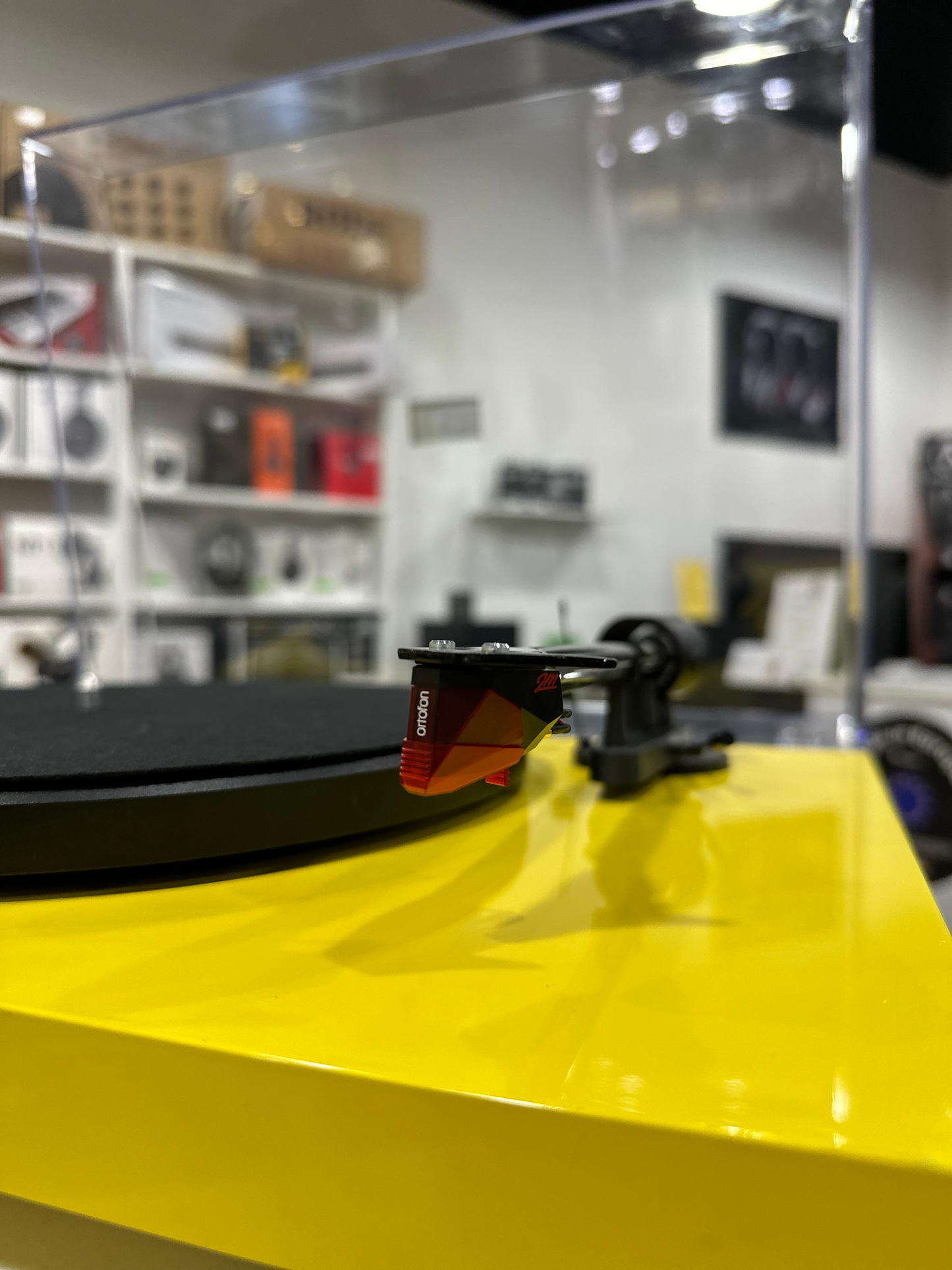 Pro-Ject Debut Carbon 2M Red (Demo Unit) - High Gloss Yellow image 8